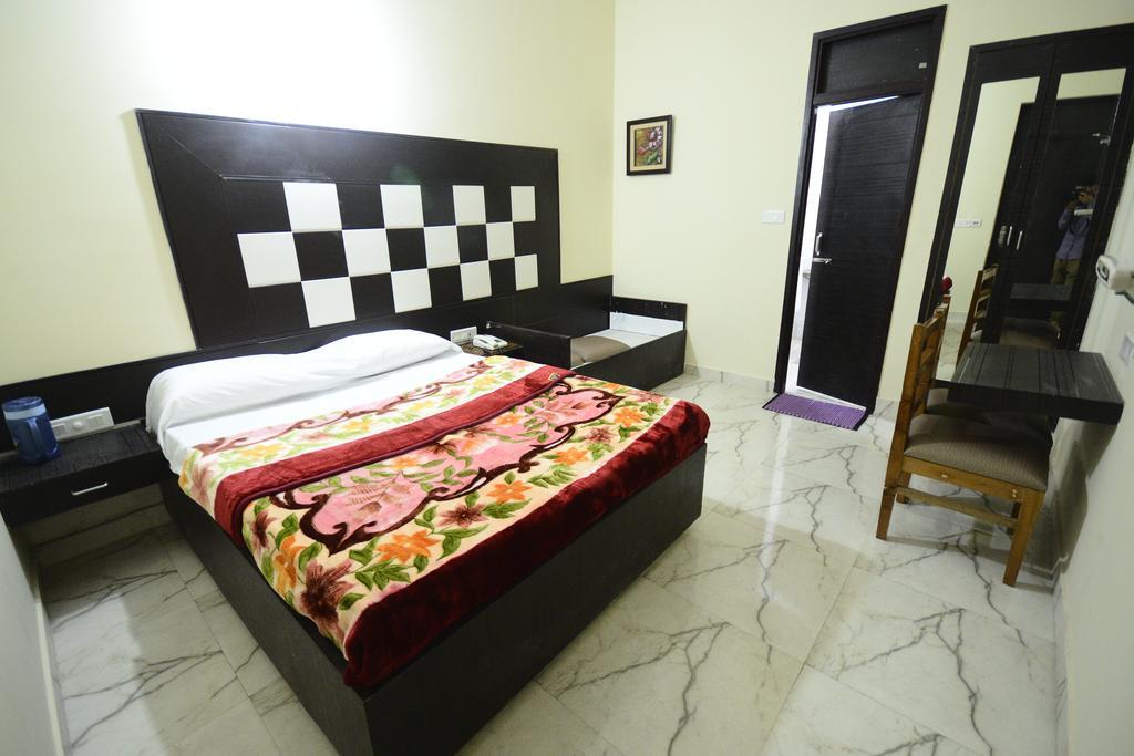 Hotel Mehra Inn 암리차르 객실 사진